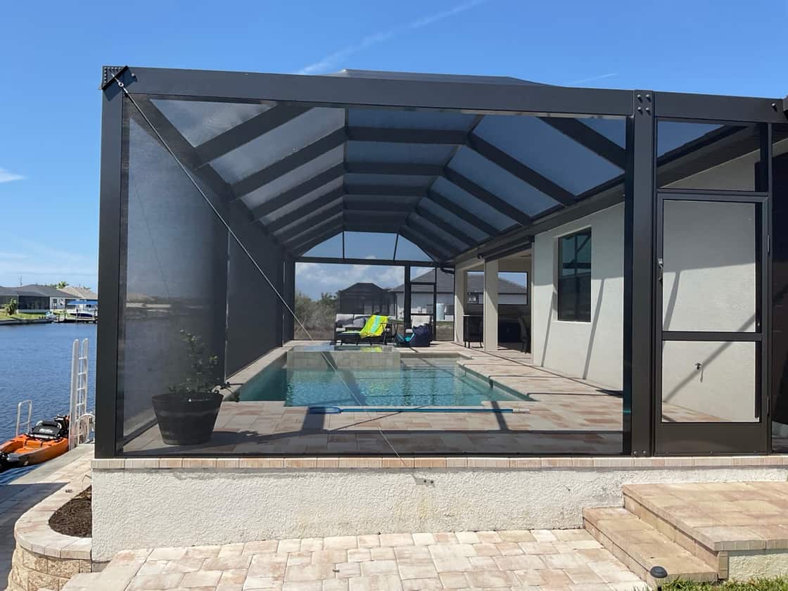 Cerramiento de piscina de aluminio a medida en una casa frente al canal en el sur de Florida
