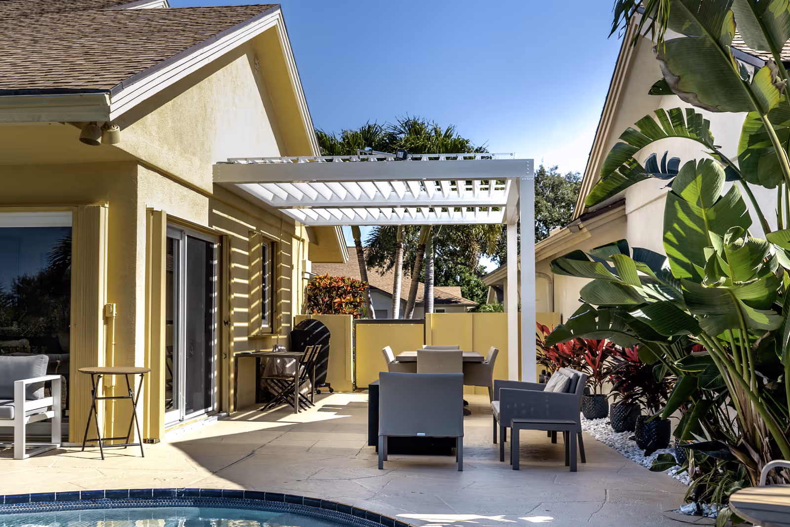 Pérgola de aluminio con lamas junto a una piscina en el sur de Florida