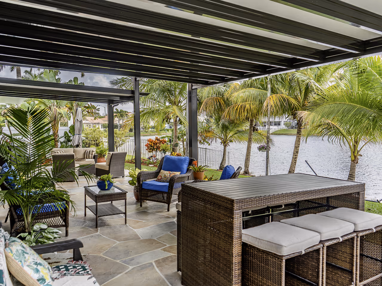 Pérgola de aluminio con vista al lago en Miami