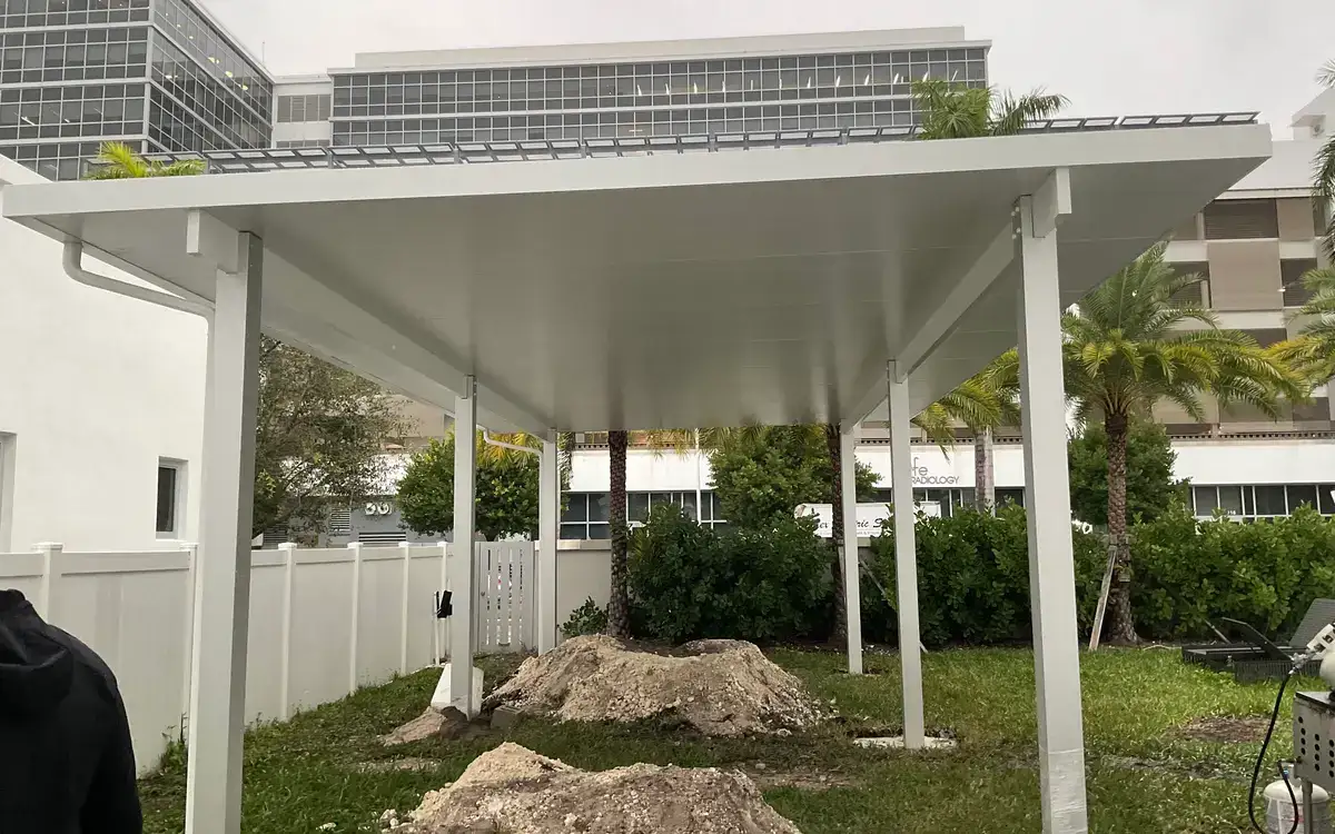 Pérgola y cubierta de aluminio a medida en el sur de Florida