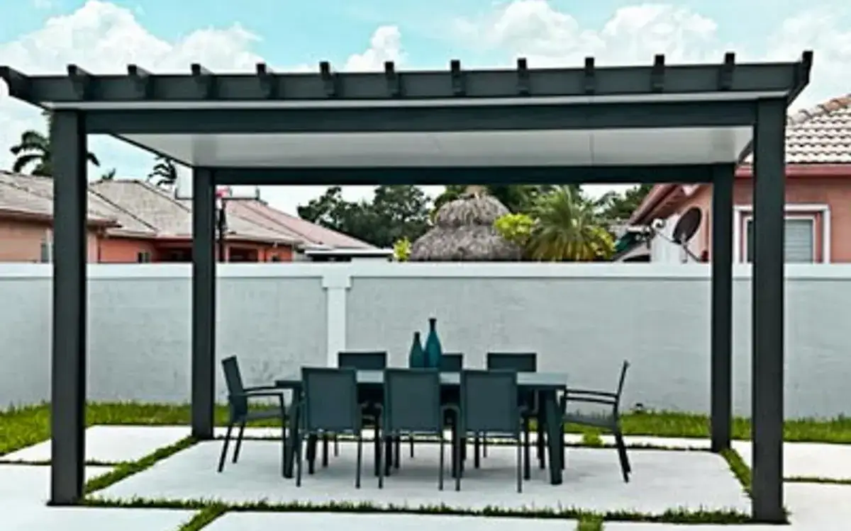 Pérgola y cubierta de aluminio a medida en el sur de Florida