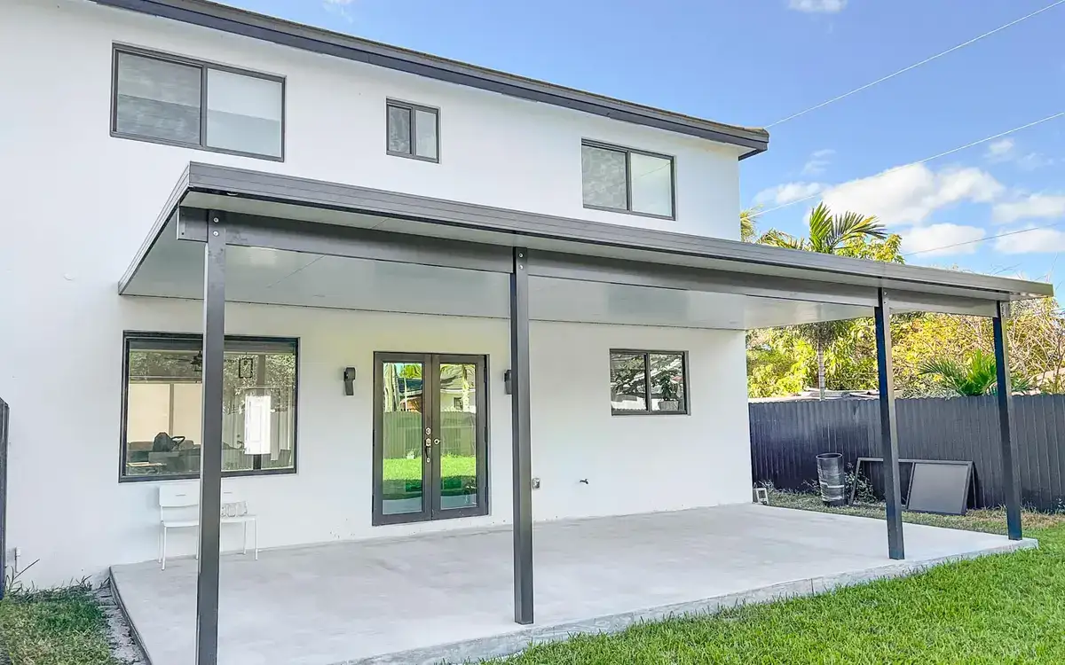 Pérgola y cubierta de aluminio a medida en el sur de Florida