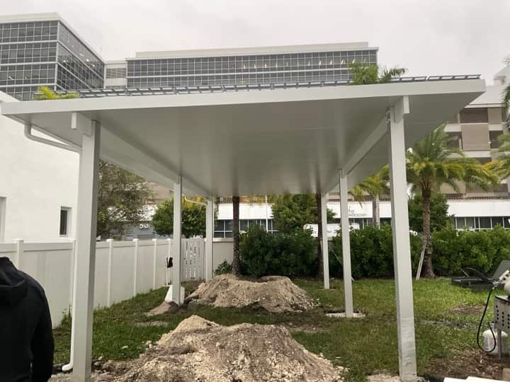 Pérgola blanca independiente